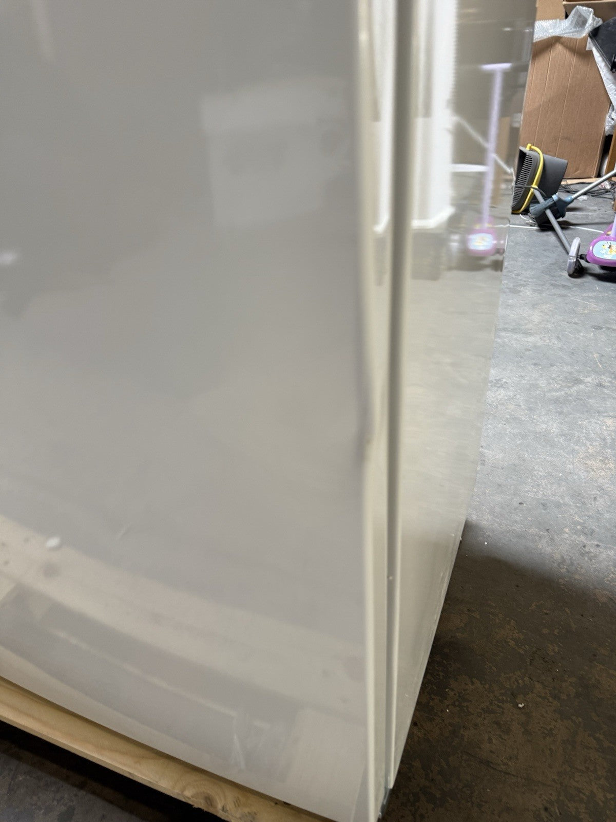Beko CFG4582W 50:50 Freestanding Frost Free Fridge Freezer (Dented)