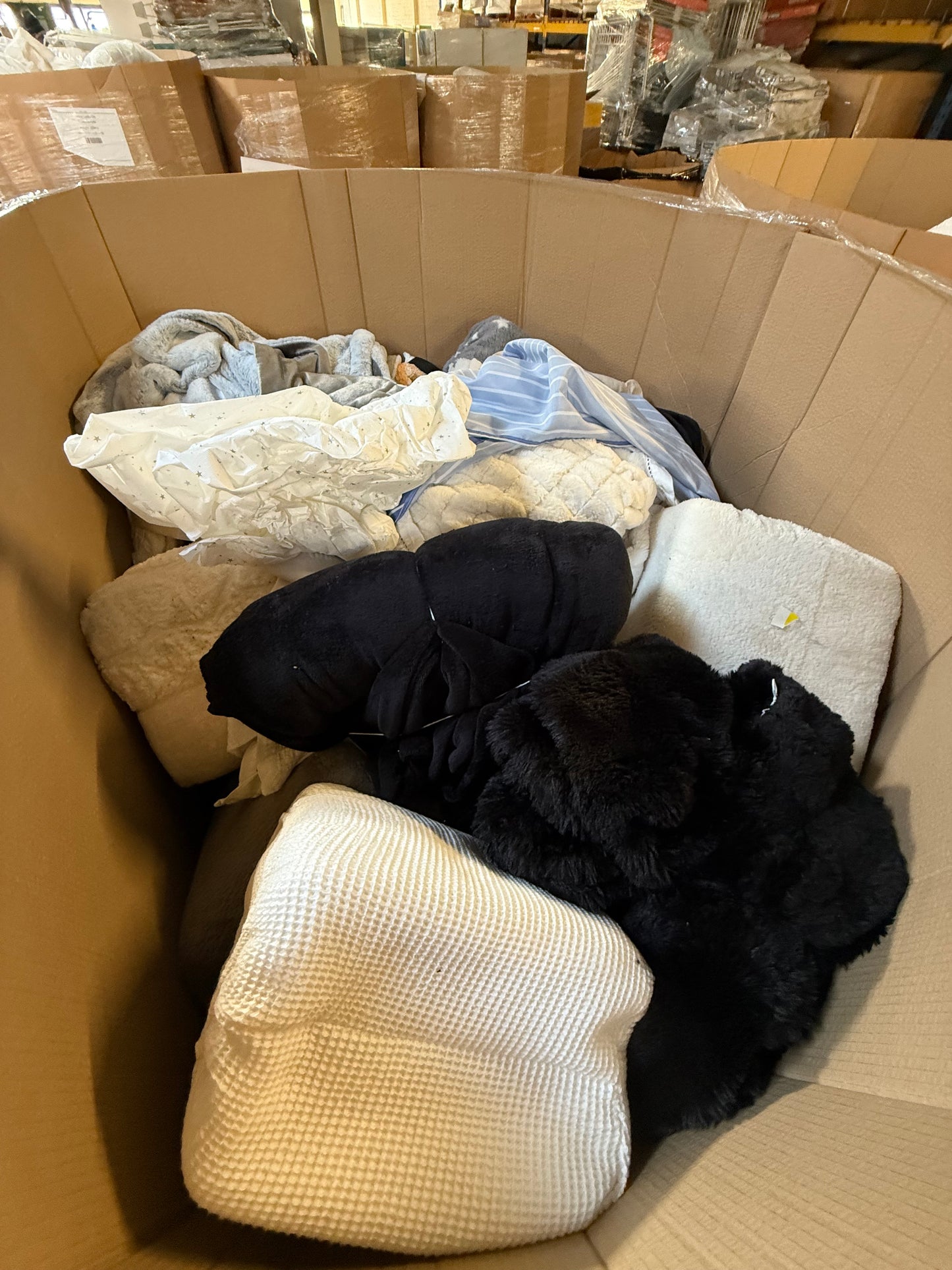 Truckload of Textile and Bedding Returns – 23 Pallets