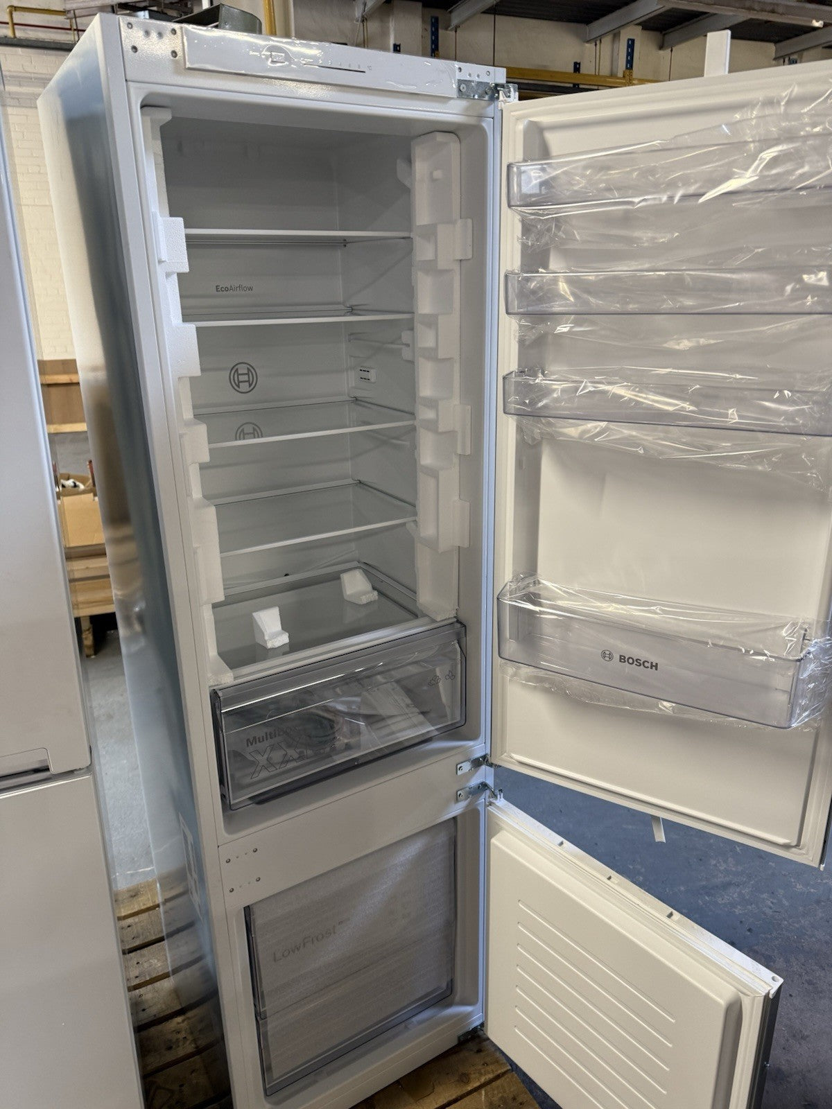 Bosch Series 2 KIV87NSE0G 70/30 Integrated Fridge Freezer with Sliding Hinge