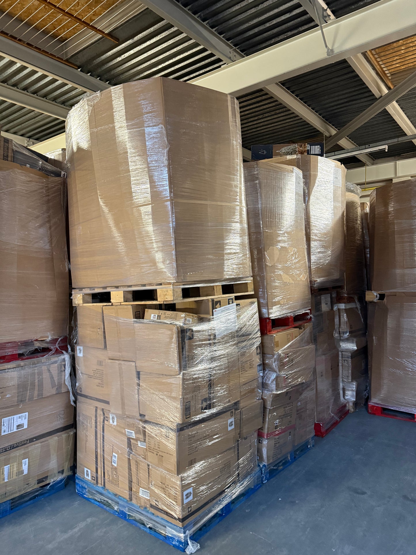 Truckload of Christmas Stock – 23 Pallets – Returns & Overstock